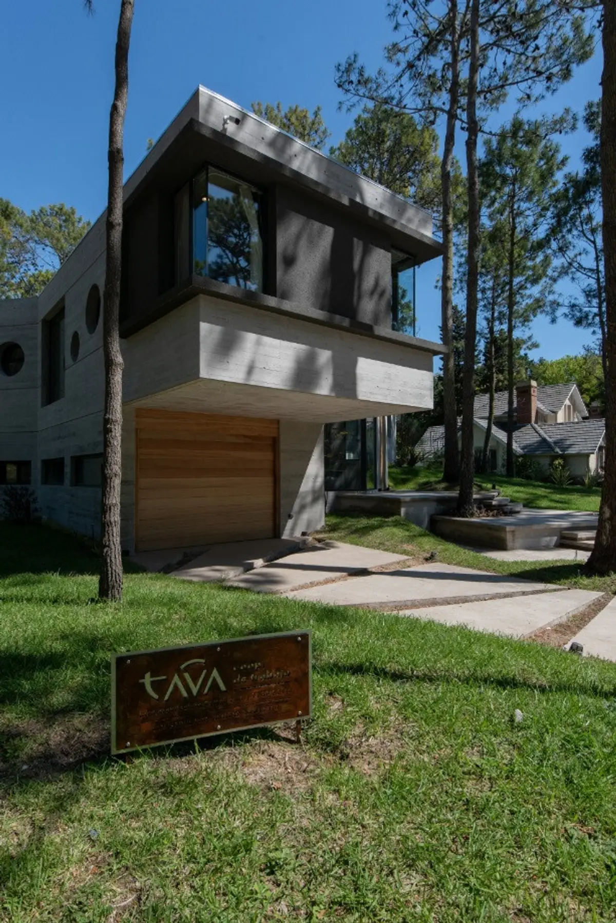 Casa moderna brutalista com detalhes em concreto e madeira — projeto Casa G y G, por TAVA Coop, em Cariló
