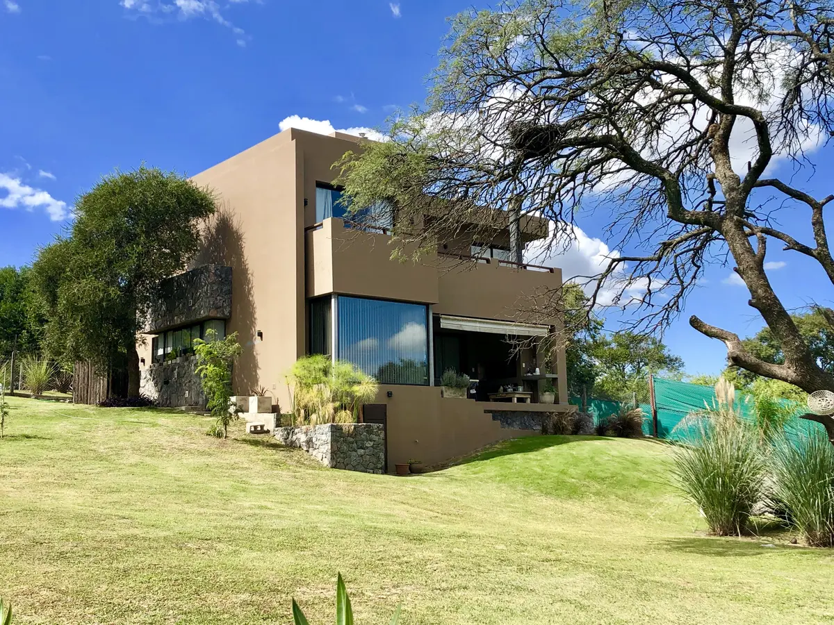 casa moderna com muita luz e vegetação — projeto La Serena, por Blussand Tosco, em Córdoba