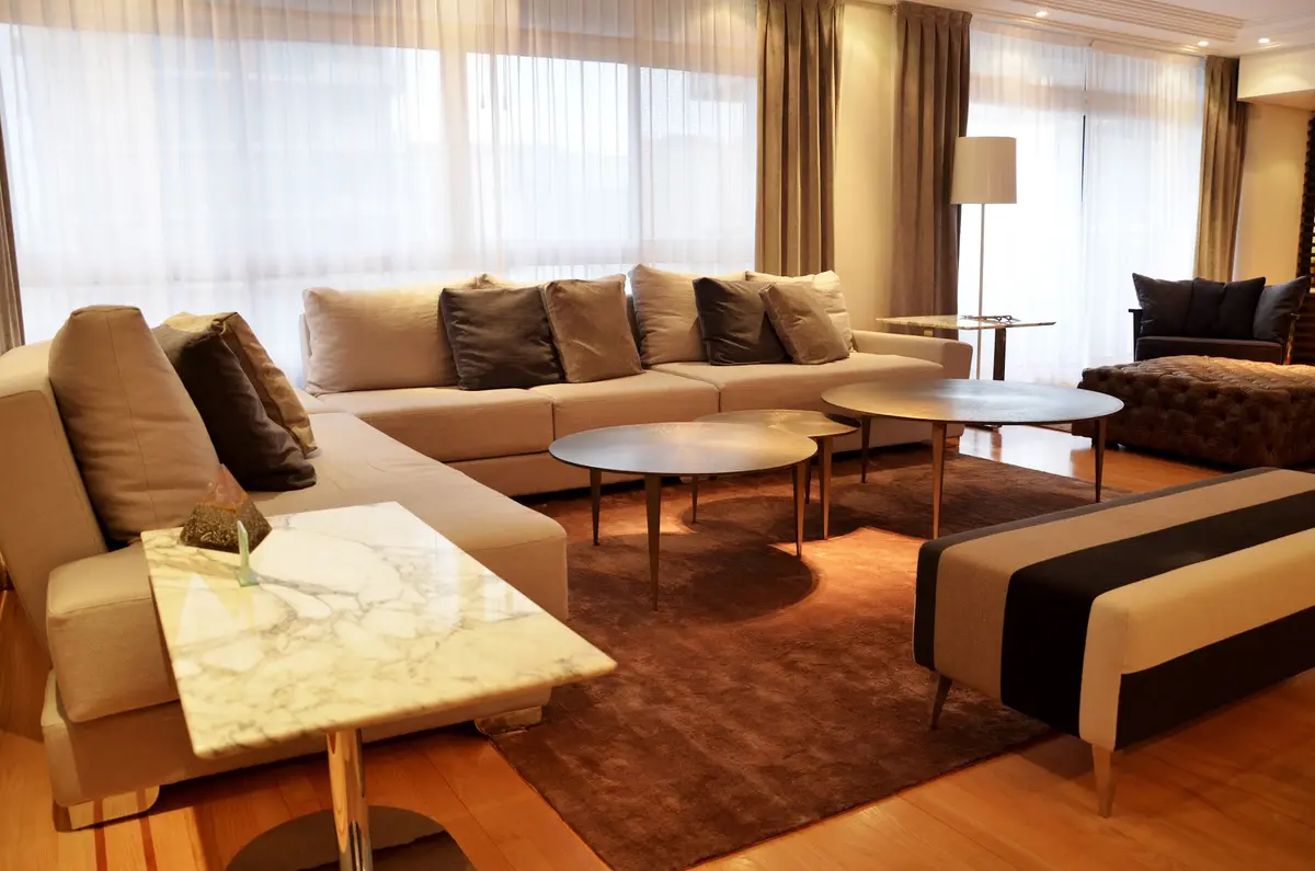 Living moderno con sofá modular y mesa de mármol — proyecto Malabia, por Bárbara Zoberman Arquitectura, en CABA