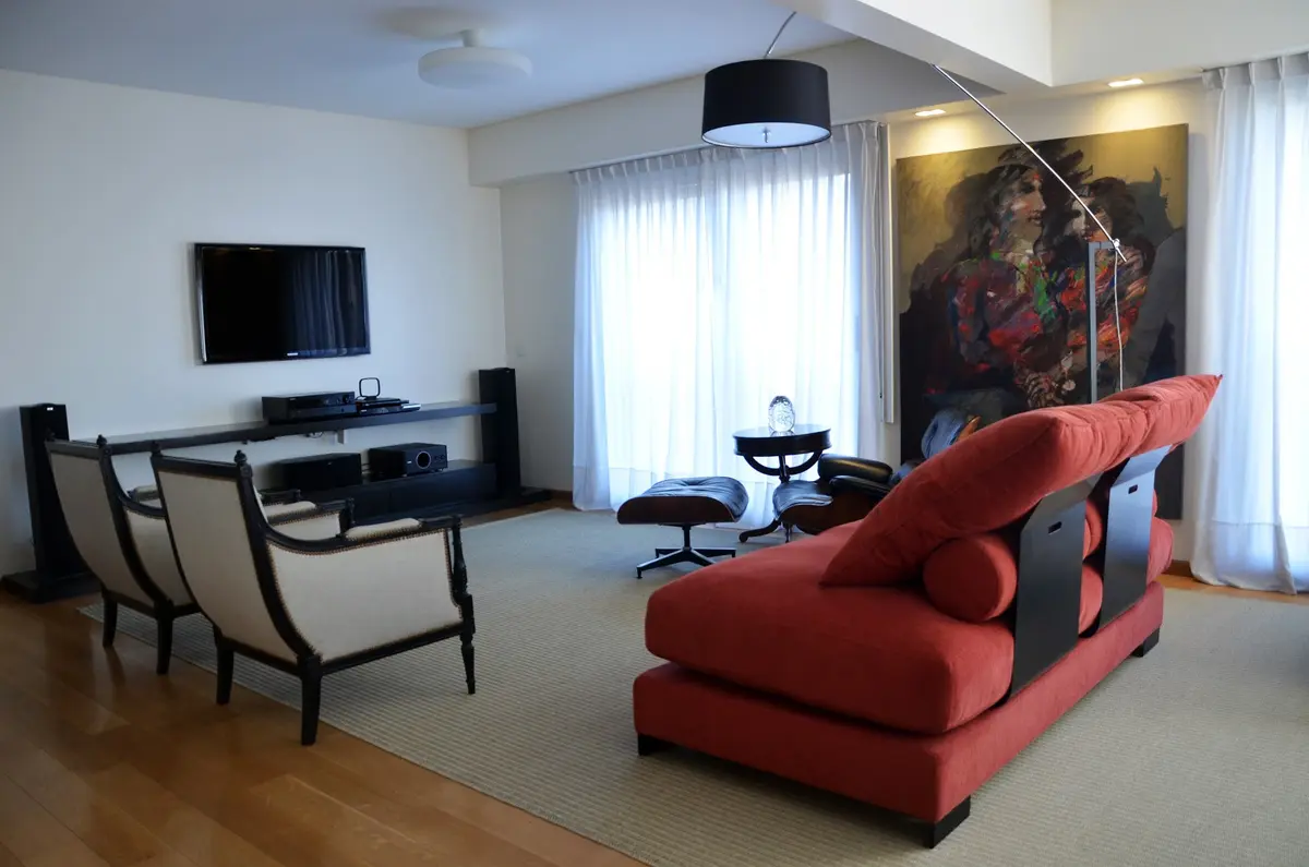 Living moderno con gran sofá rojo y arte abstracto — proyecto San Martin de Tours, por Bárbara Zoberman Arquitectura, en CABA