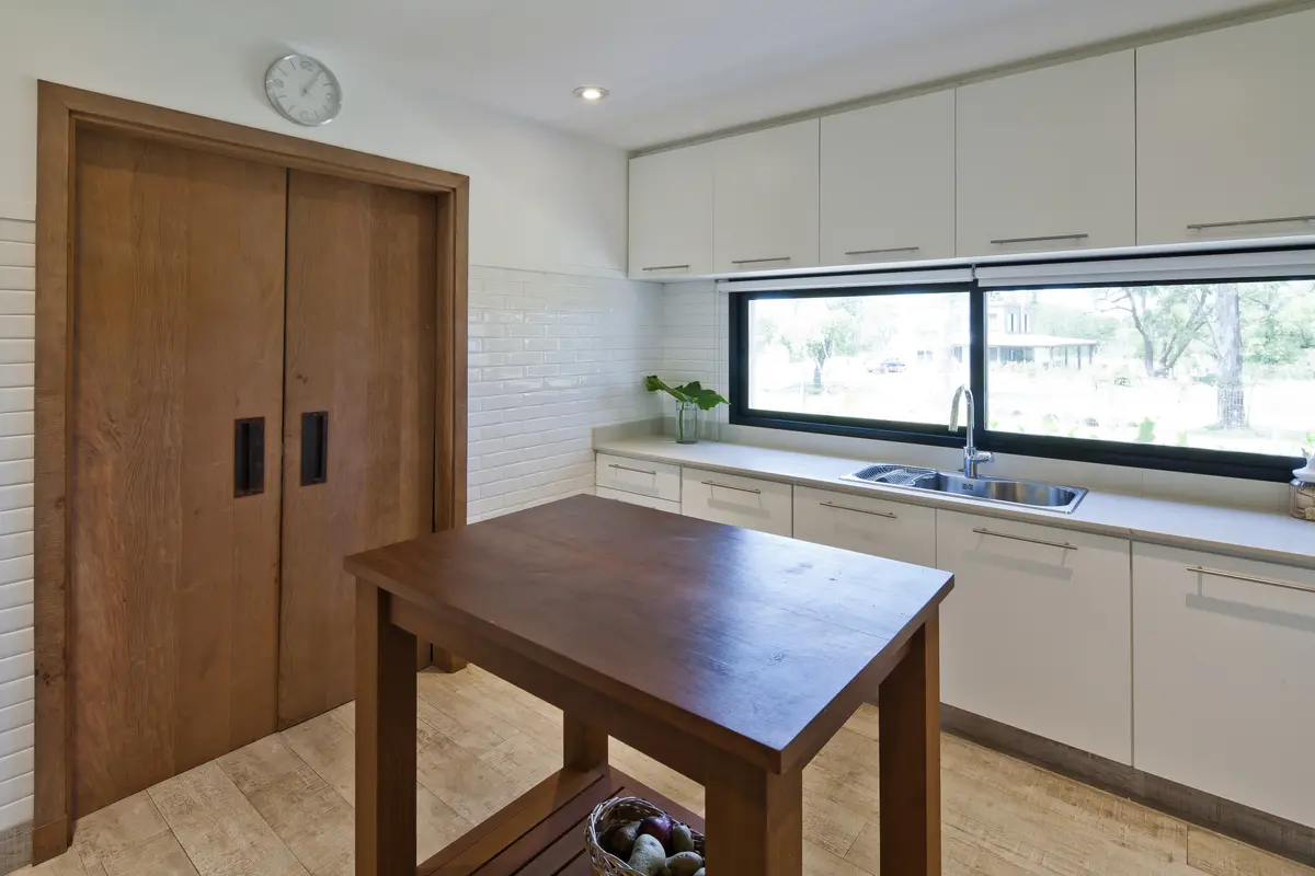 Cocina Con Isla Estilo Moderno con color predominante Gris del Proyecto La Tahona por BAS Y GARCIA 