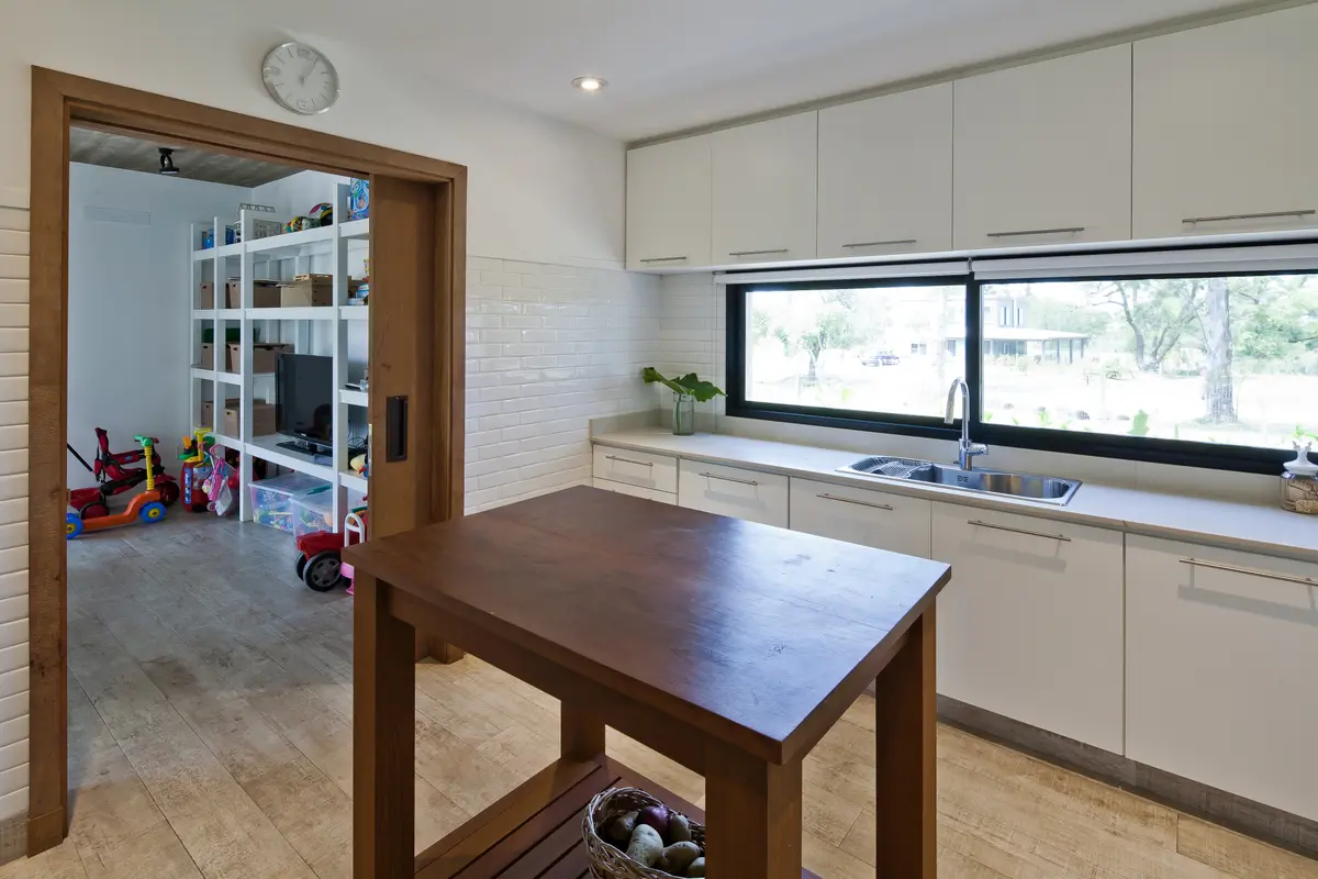 Cocina Con Isla Estilo Moderno con color predominante Gris del Proyecto La Tahona por BAS Y GARCIA 