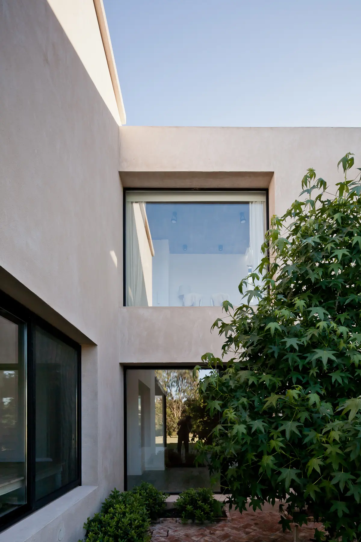 Fachada con color predominante Beige del Proyecto La Tahona por BAS Y GARCIA 