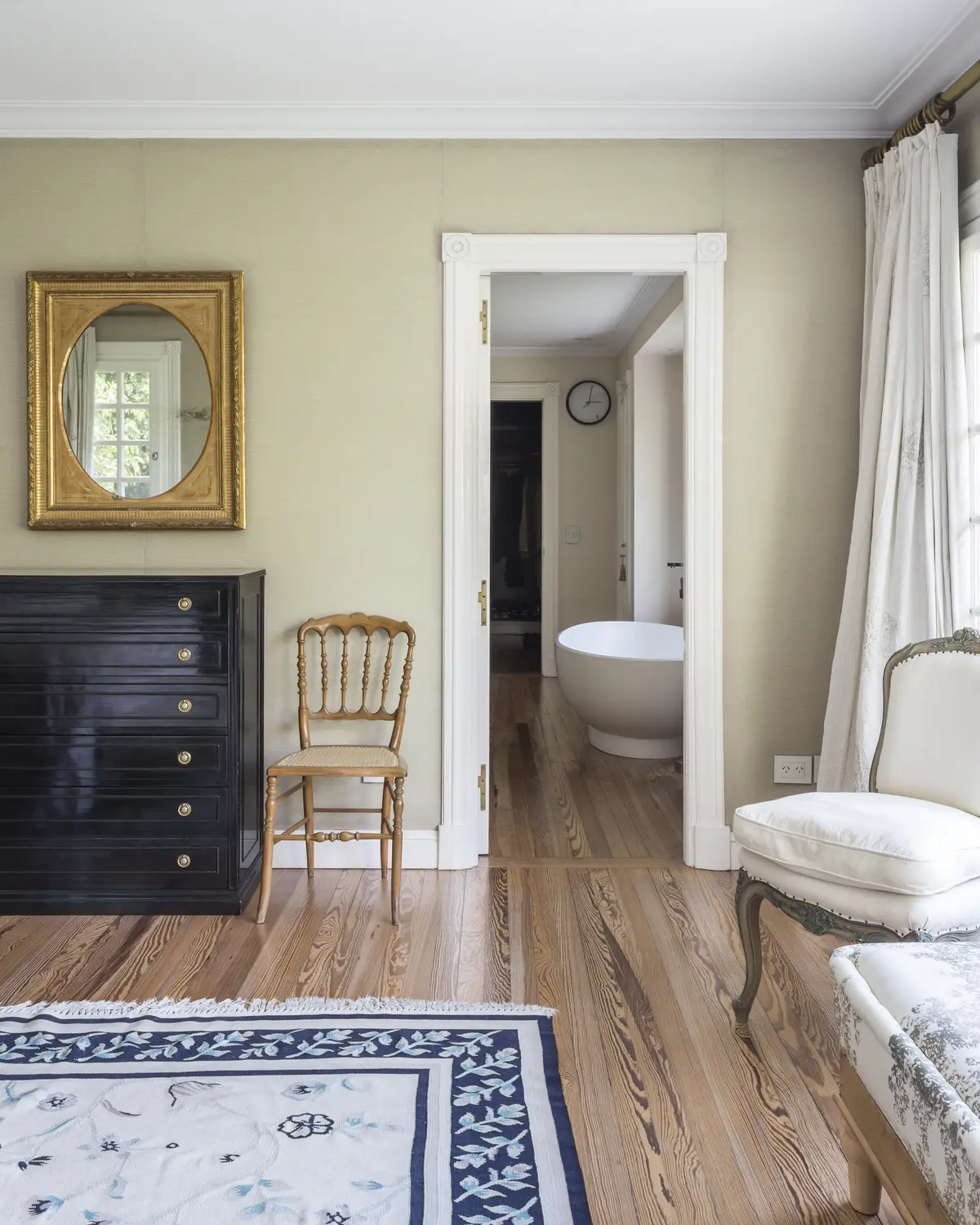 Dormitorio elegante con piso de madera y baño integrado — proyecto The Classic, por BAS Y GARCIA , en San Isidro