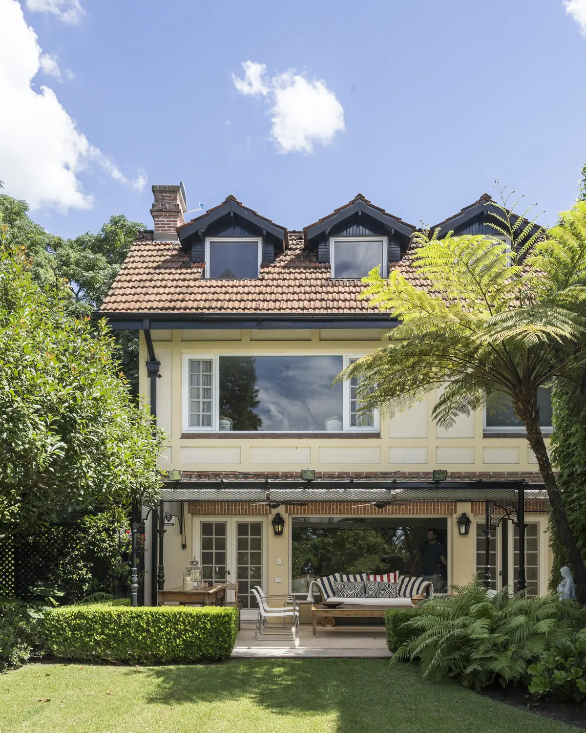 Fachada con color predominante Beige del Proyecto The Classic por BAS Y GARCIA 