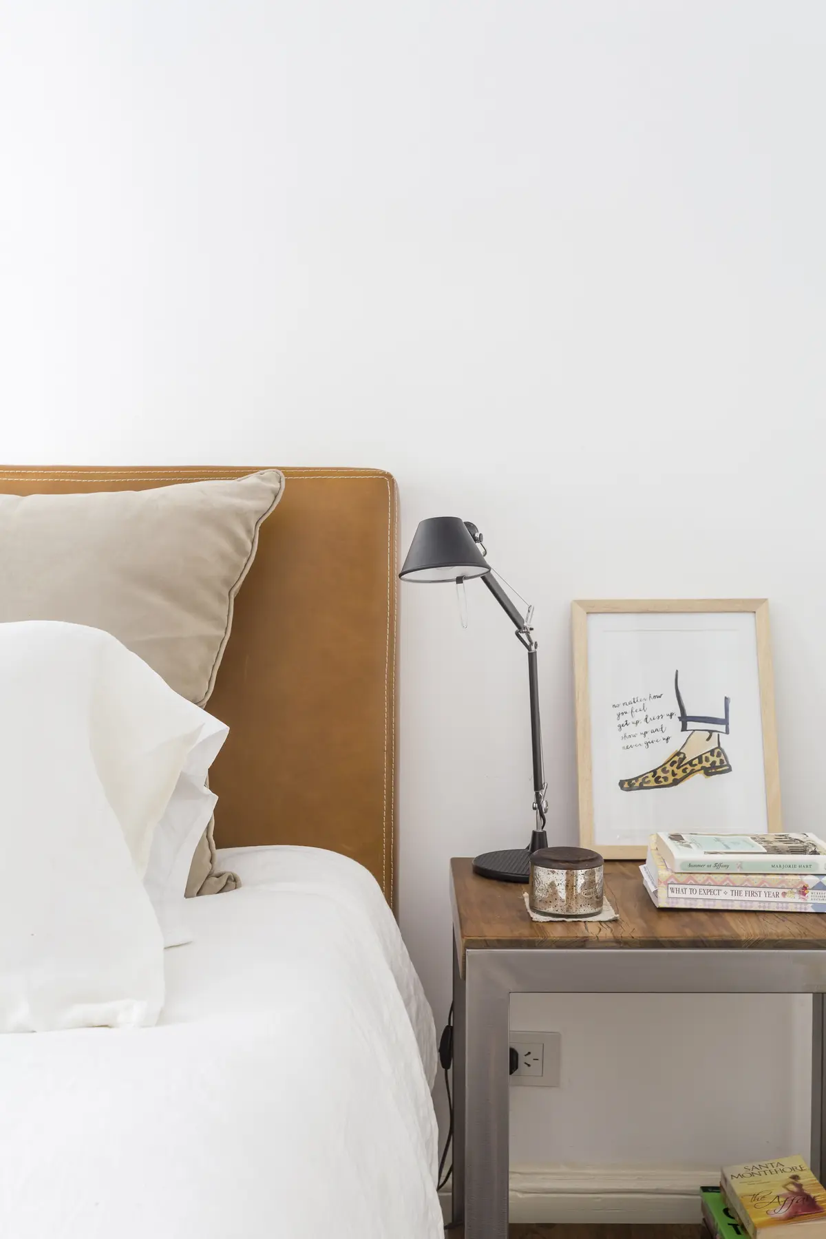 Dormitorio minimalista con cabecera cuero, mesita auxiliar y lampara industrial — proyecto Arenales, por BAS Y GARCIA , en Recoleta