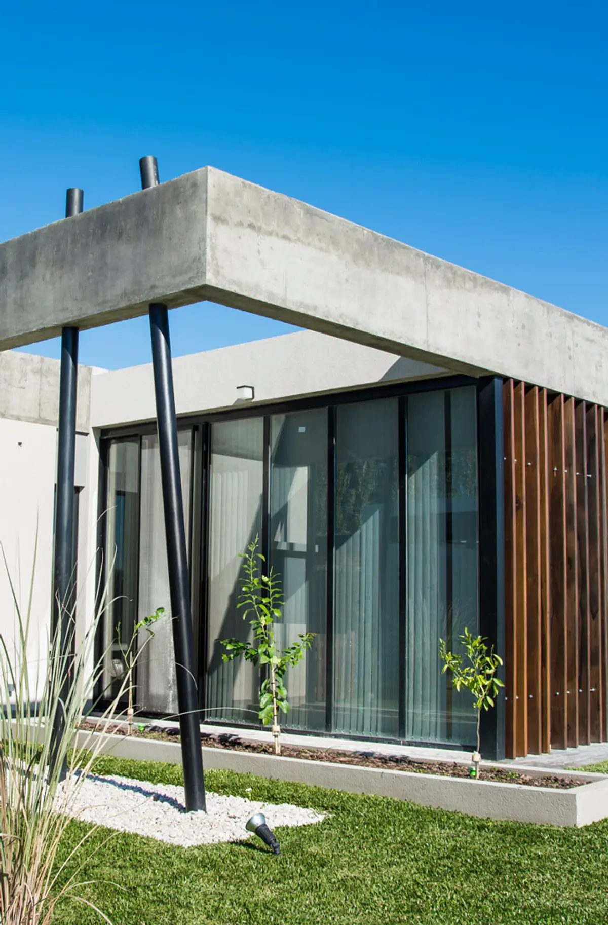 Jardín con color predominante Gris del Proyecto CASA SI por DX ARQ