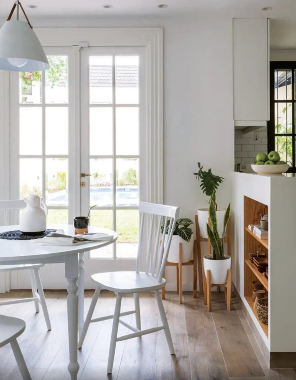Comedor Estilo Nórdico con color predominante Beige del Proyecto Olivos por Biaus Pieres Arquitectura