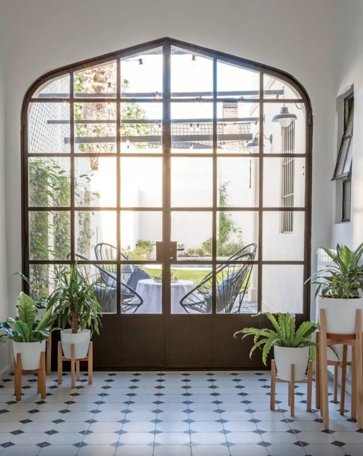 Patio con color predominante Gris del Proyecto Olivos por Biaus Pieres Arquitectura