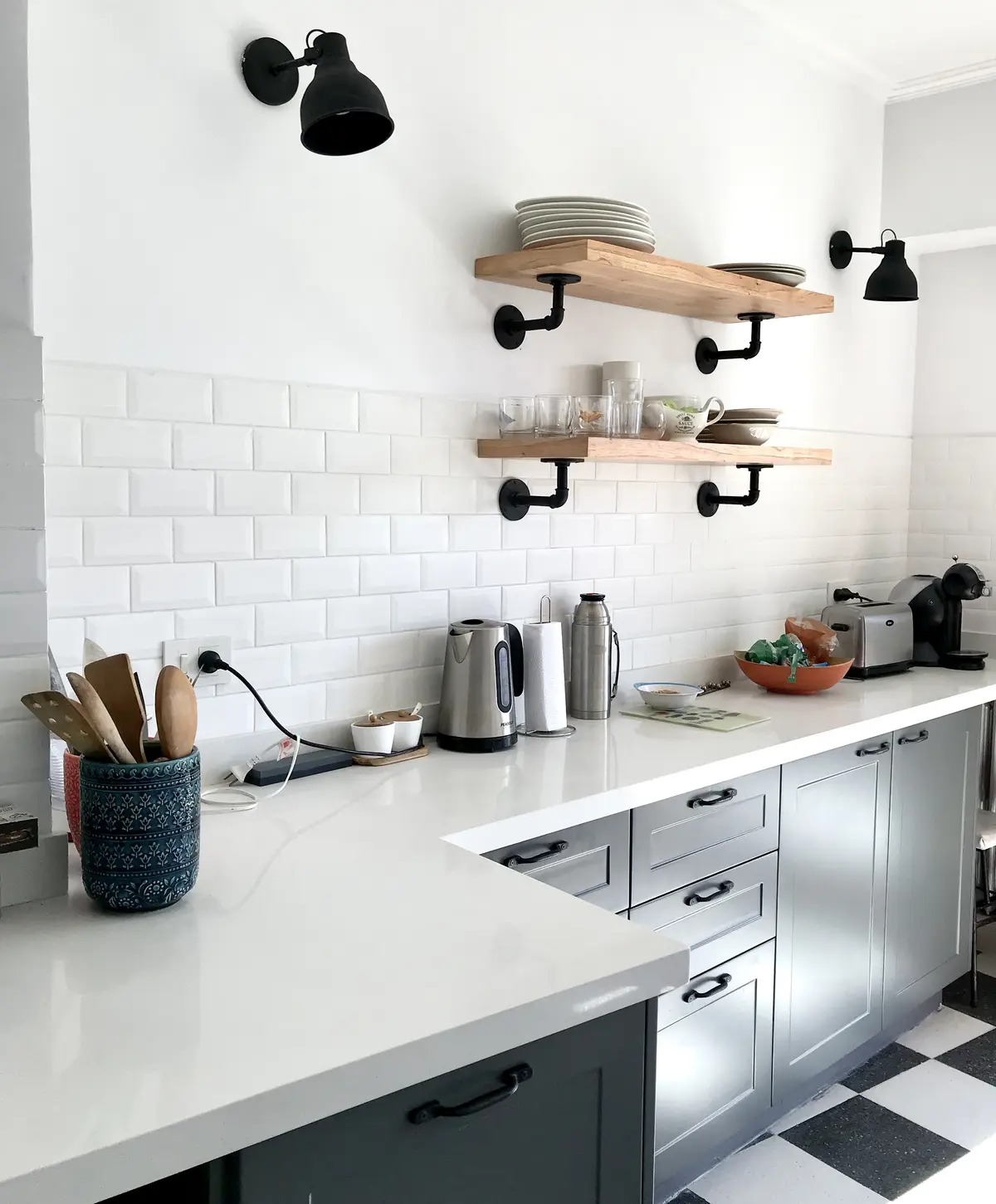 Cocina Sin Isla Estilo Campo con color predominante Blanco del Proyecto Peña por Biaus Pieres Arquitectura