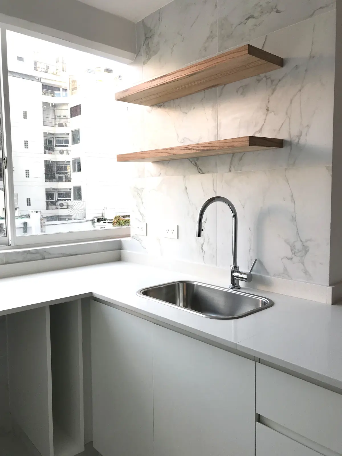 Cocina minimalista con mesada mármol, estantes madera y ventanal — proyecto Billinghurst , por Biaus Pieres Arquitectura, en CABA