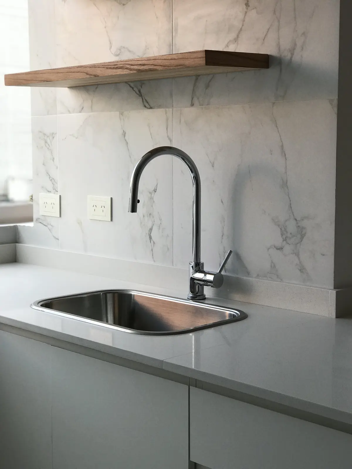 Mesada blanca con mármol y repisa madera, grifo negro minimalista — proyecto Billinghurst , por Biaus Pieres Arquitectura, en CABA