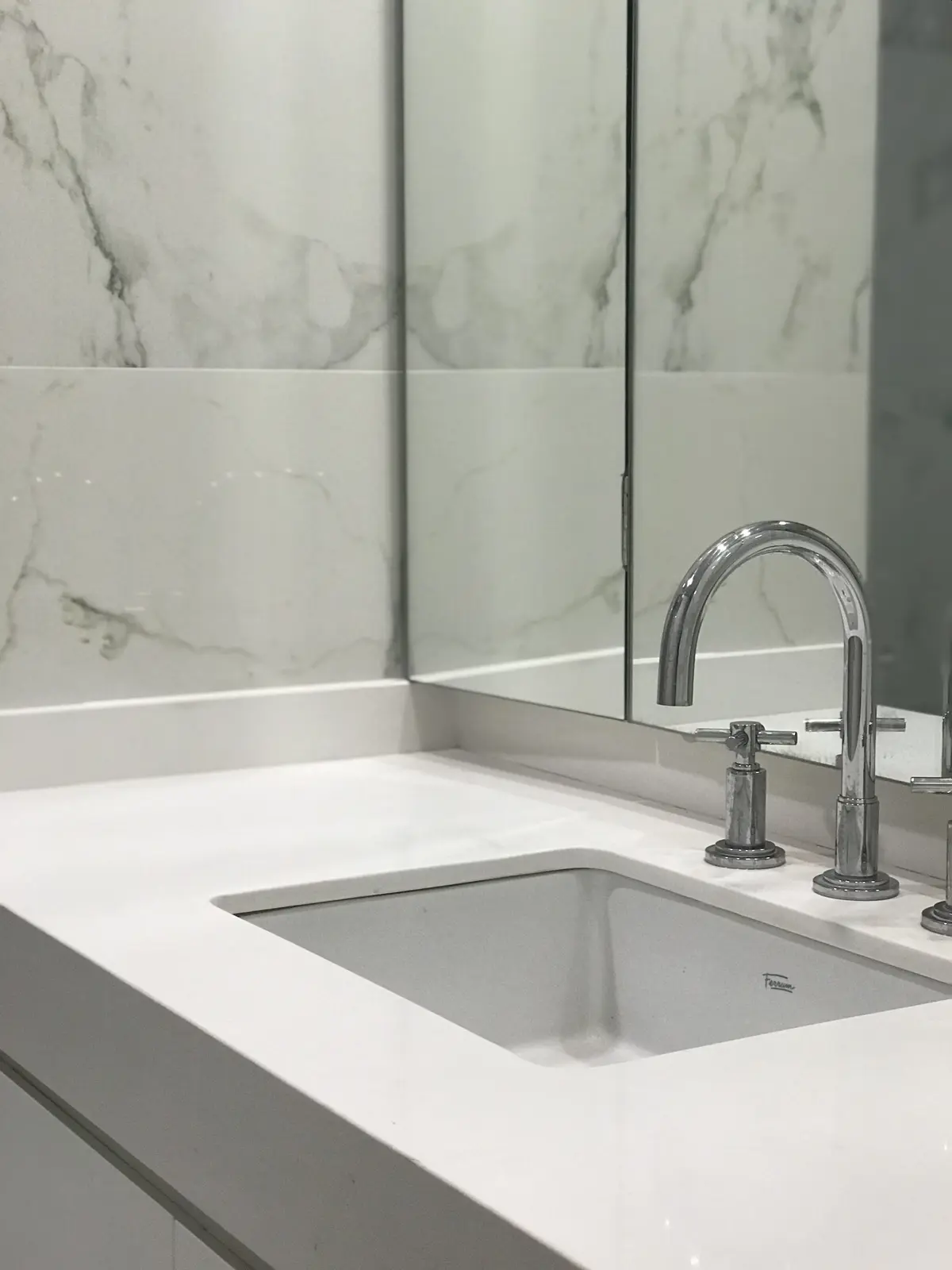 Baño con mesada de mármol blanco, espejo y grifo cromado — proyecto Paraná , por Biaus Pieres Arquitectura, en CABA