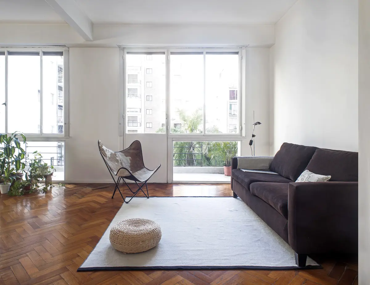 Living Estilo Clásico con color predominante Beige del Proyecto Departamento Barrancas por Ekaterina Kunzel Arquitecta