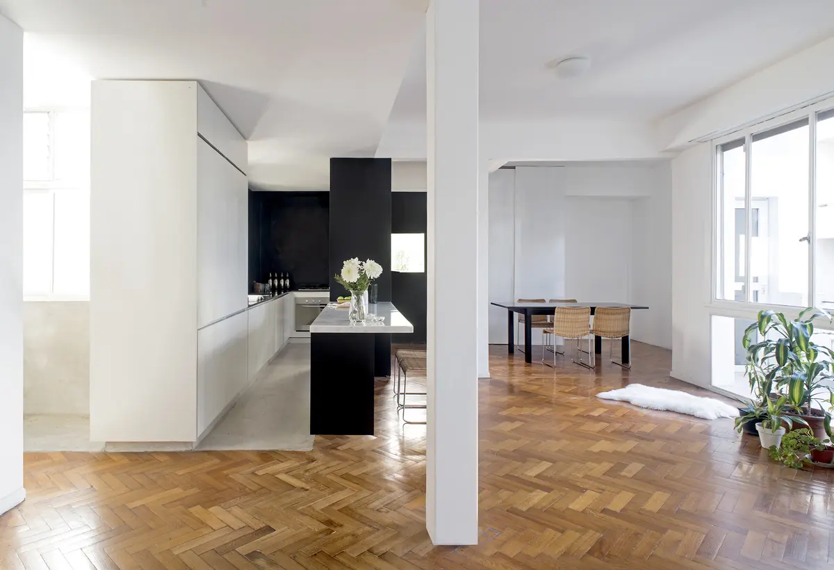 Living con color predominante Beige del Proyecto Departamento Barrancas por Ekaterina Kunzel Arquitecta