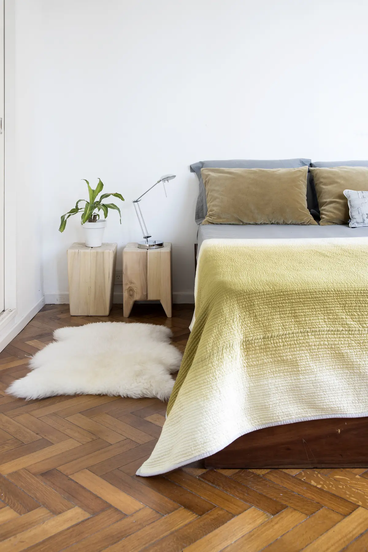 Dormitorio escandinavo con cama gris, textiles amarillos y piso de parqué — proyecto Departamento Barrancas, por Ekaterina Kunzel Arquitecta, en Belgrano