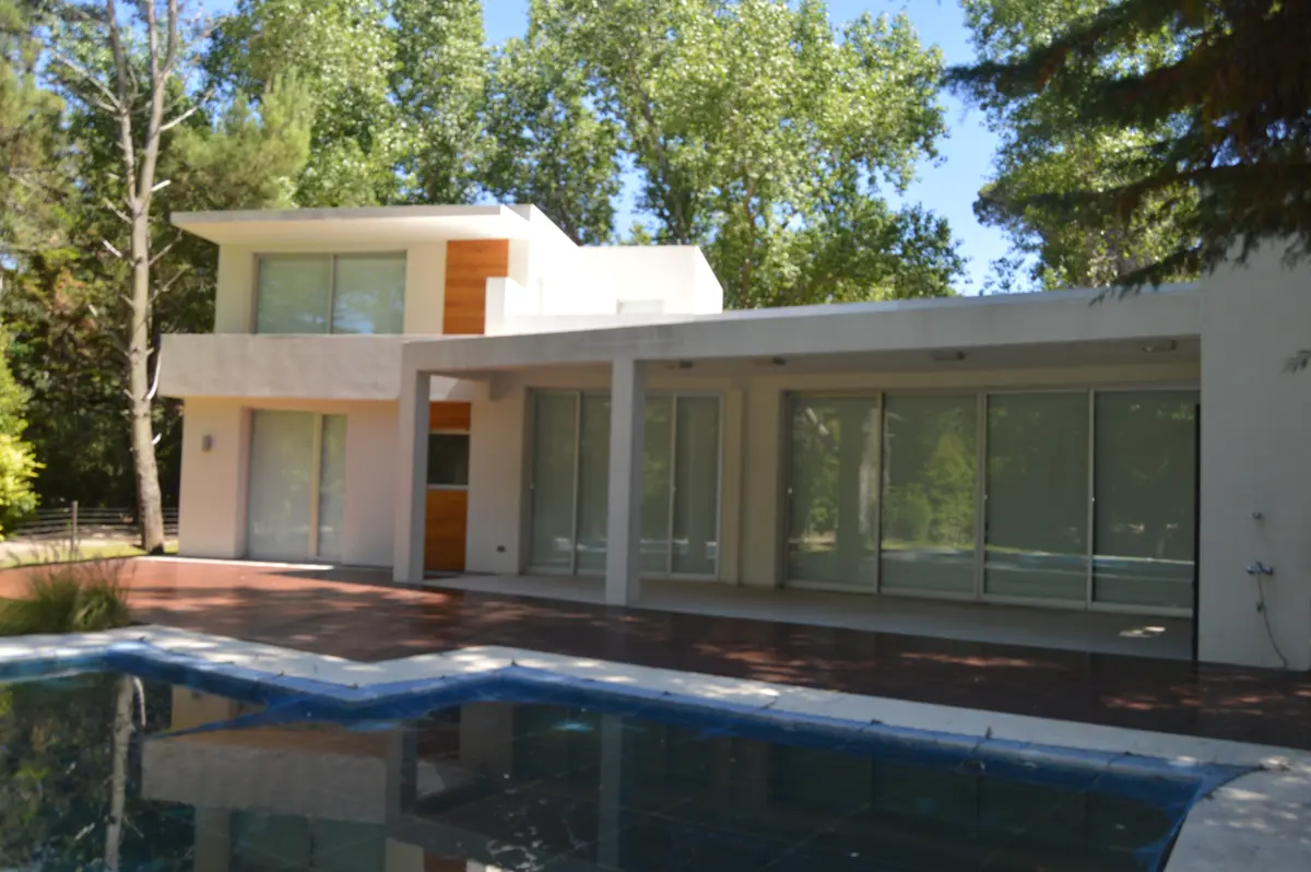 Casa moderna com piscina e deck de madeira — projeto CARILO - Boyero, por LADAGA-RUARTE-Pinamar, em Cariló