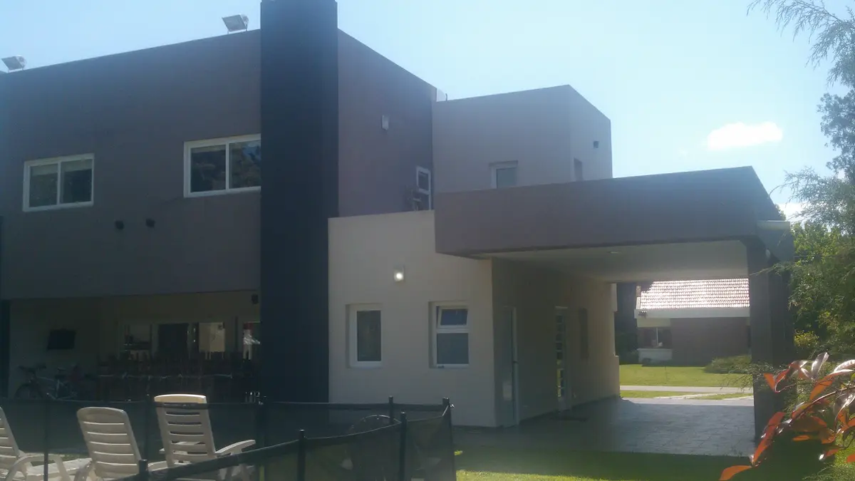 Fachada moderna de casa con pérgola y patio — proyecto Casas Golfers, por Arquitecto Oscar Sanguineti, en Pilar