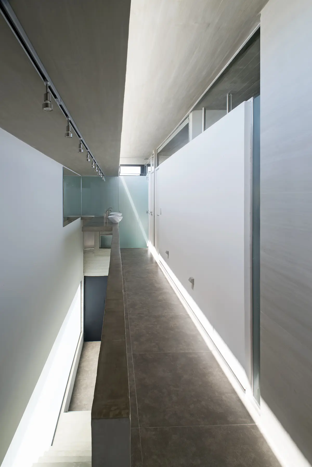 Pasillo con color predominante Gris del Proyecto Casa BLQ por Luciano Kruk