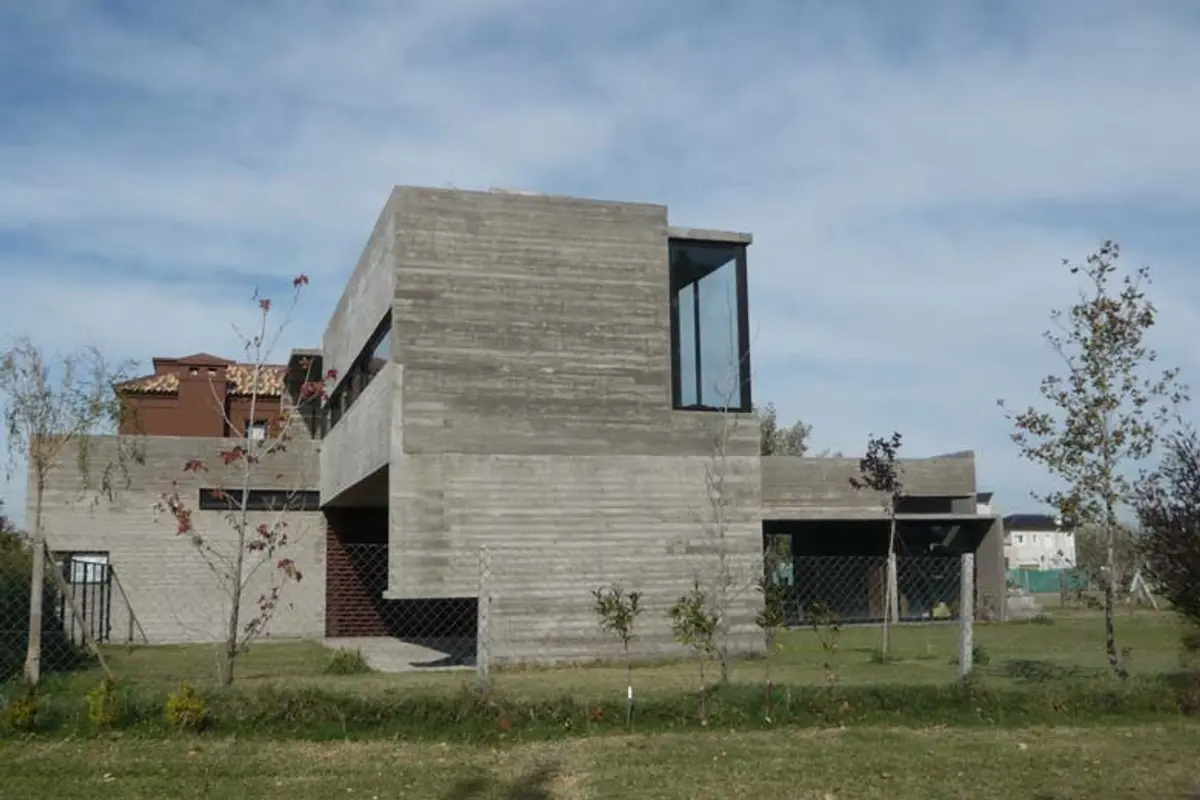 Casa contemporánea con fachada hormigón visto, obra en construcción avanzada — proyecto Casa Canning, por Luciano Kruk, en Canning