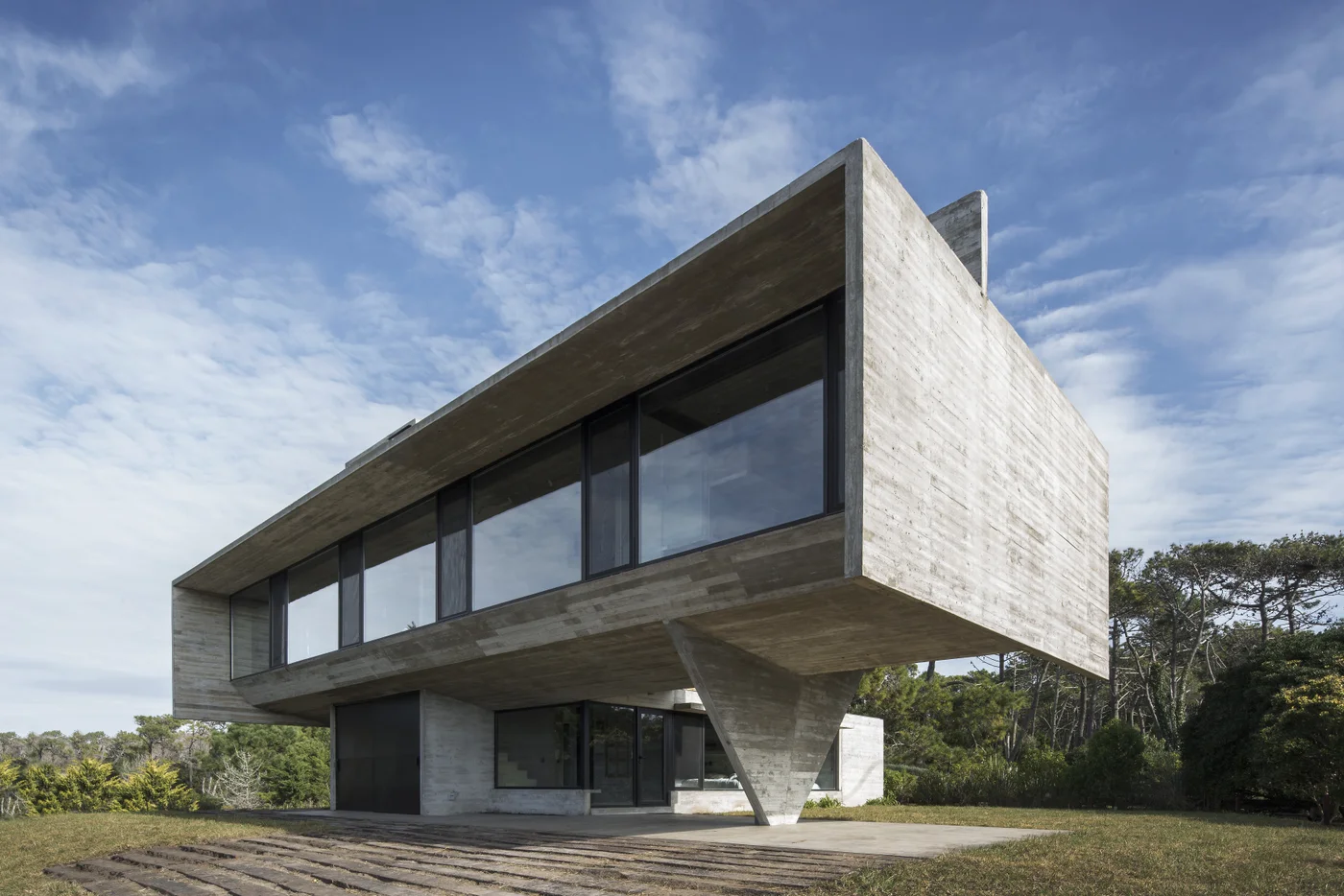 Casa moderna de hormigon con voladizo y grandes ventanales