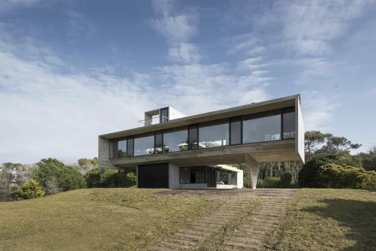 Fachada con color predominante Gris del Proyecto Casa Cariló por Luciano Kruk