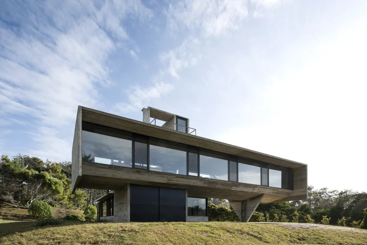 Fachada con color predominante Blanco del Proyecto Casa Cariló por Luciano Kruk