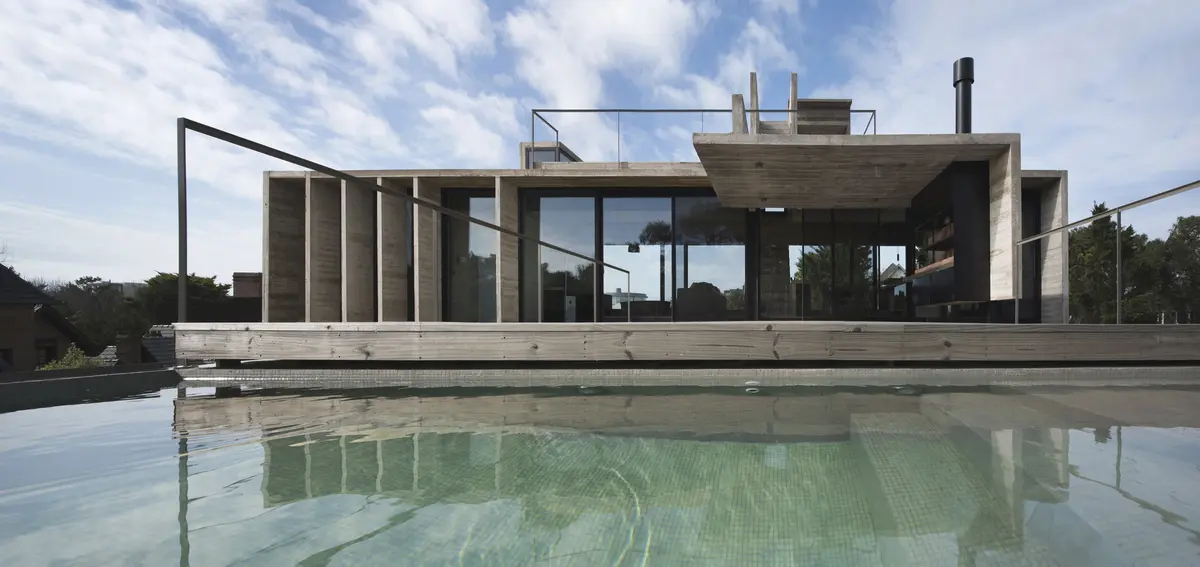 Pileta con color predominante Gris del Proyecto Casa Cariló por Luciano Kruk