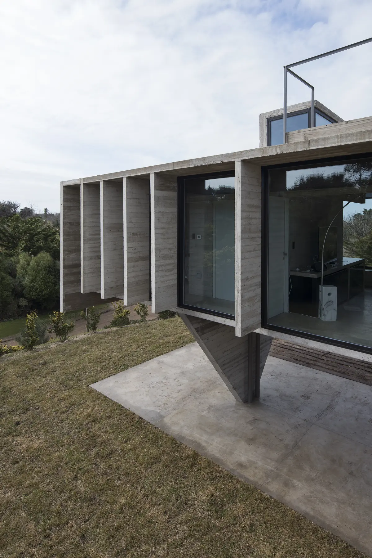 Fachada con color predominante Marrón del Proyecto Casa Cariló por Luciano Kruk