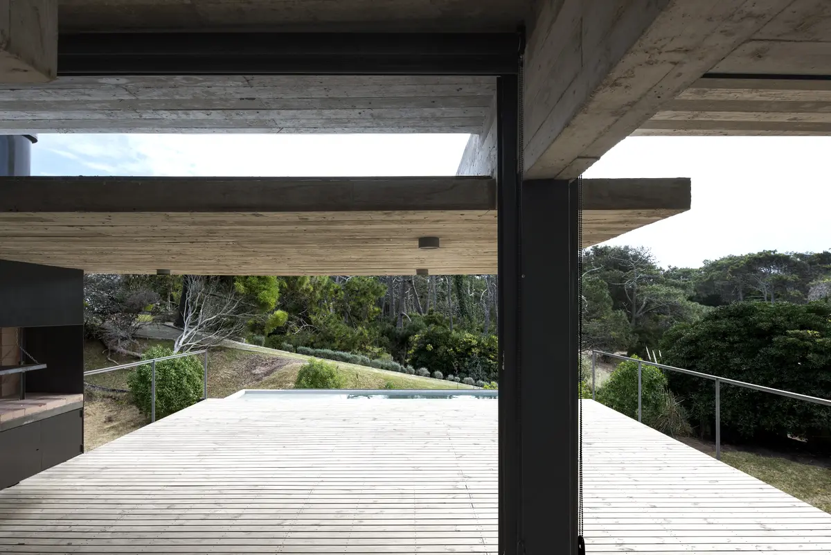 Galería con color predominante Marrón del Proyecto Casa Cariló por Luciano Kruk