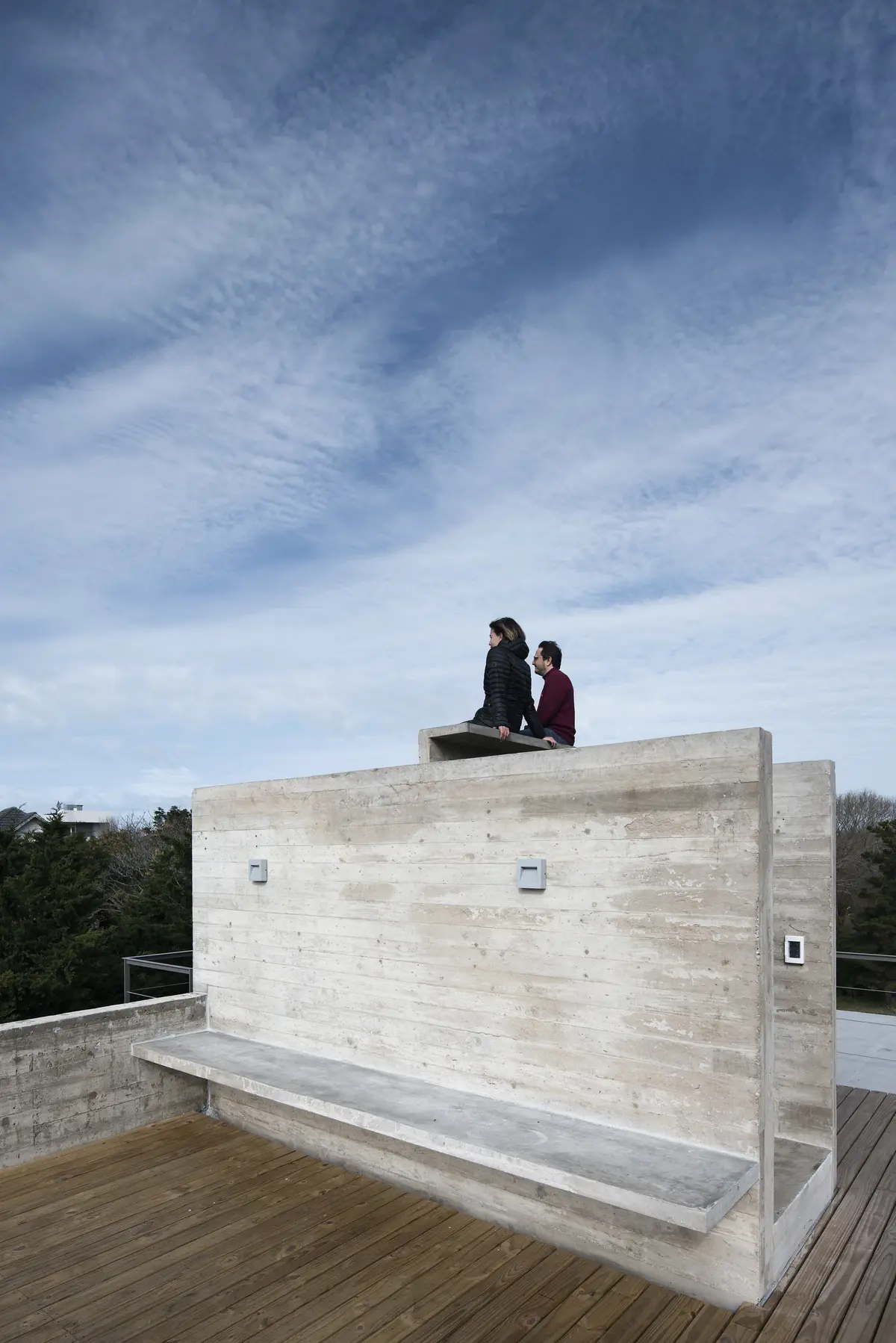 Jardín con color predominante Gris del Proyecto Casa Cariló por Luciano Kruk