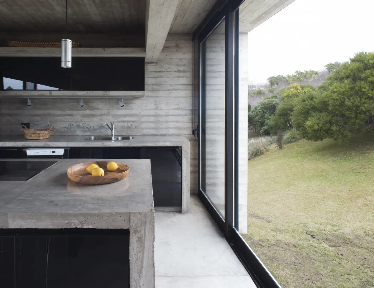 Cocina Con Isla Estilo Moderno con color predominante Marrón del Proyecto Casa Cariló por Luciano Kruk