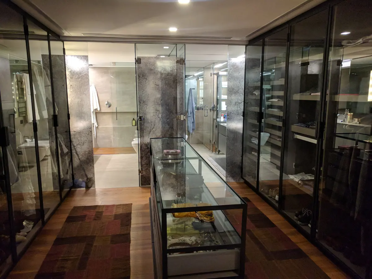 dormitorio moderno con vestidor y baño de cristal — proyecto AT - Departamento en Palermo, por MLS Estudio, en Palermo