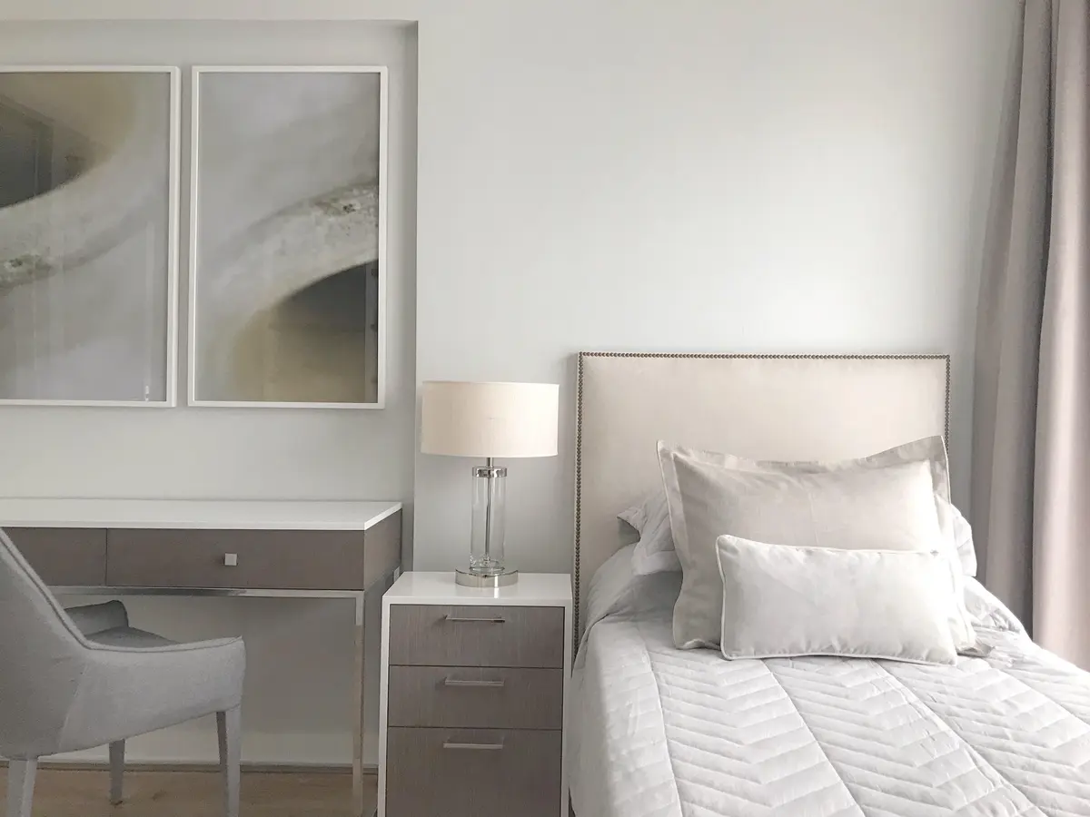 Dormitorio moderno con escritorio, cama y arte abstracto — proyecto Obra Ugarte, por Estudio Nicolás Pierry, en CABA