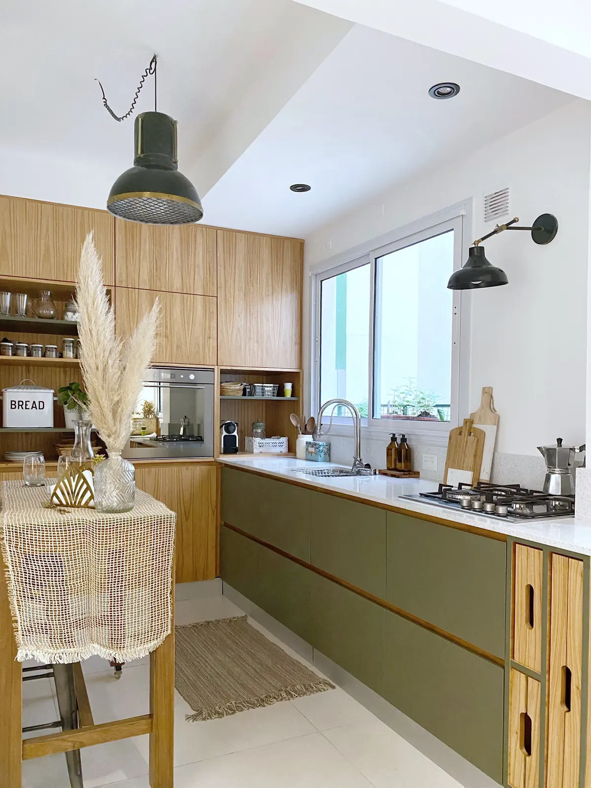 Cocina moderna escandinava con gabinetes verdes y detalles en madera — proyecto Obra RVDV, por Ideï Arquitectura, en CABA