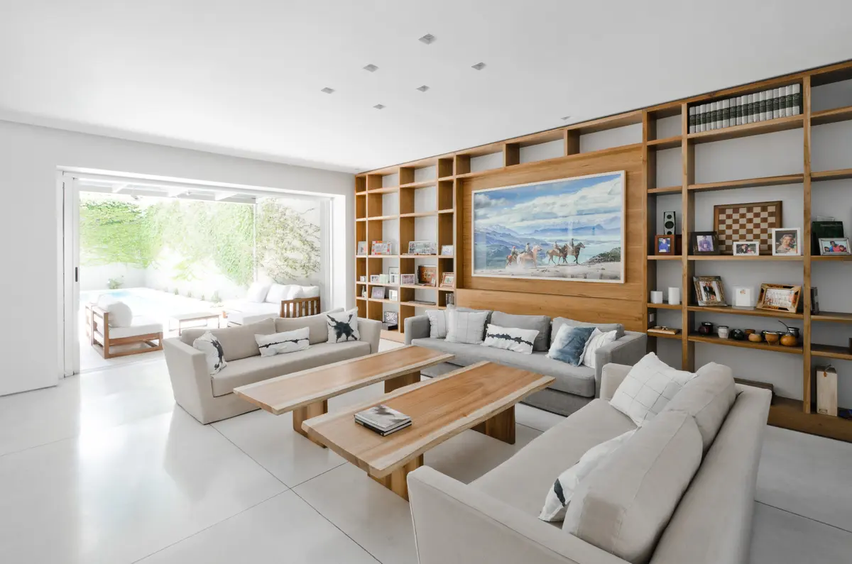 Sala de estar moderna com amplas estantes e luz natural — projeto Casa D, por Estudio Dado, em Belgrano