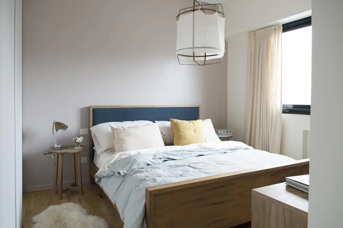 Dormitorio moderno con cama de madera y luz colgante grande — proyecto BA 1 2017, por Mesopotamia Ba, en CABA