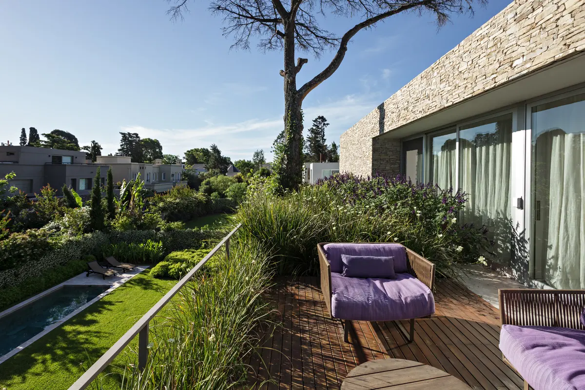 Terraza moderna con vista a vegetación exuberante — proyecto Casa ML, por Alric Galindez Arquitectos