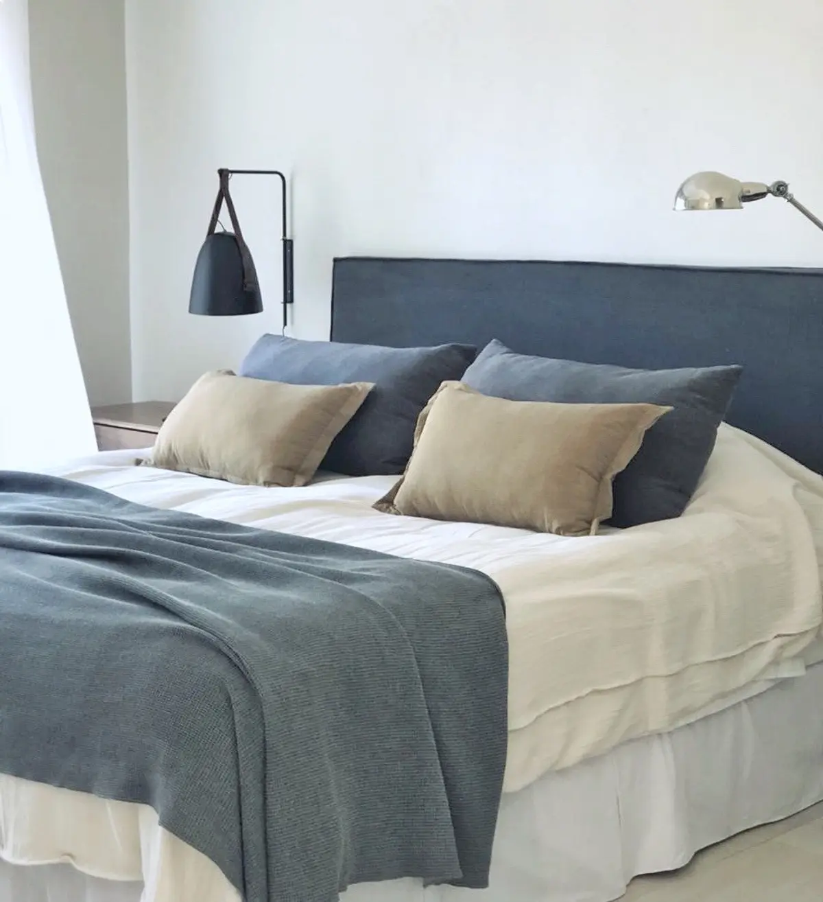 Dormitorio moderno con cama azul y detalles minimalistas — proyecto Casa Santa Barbara, por Gloria Campos, en Benavidez