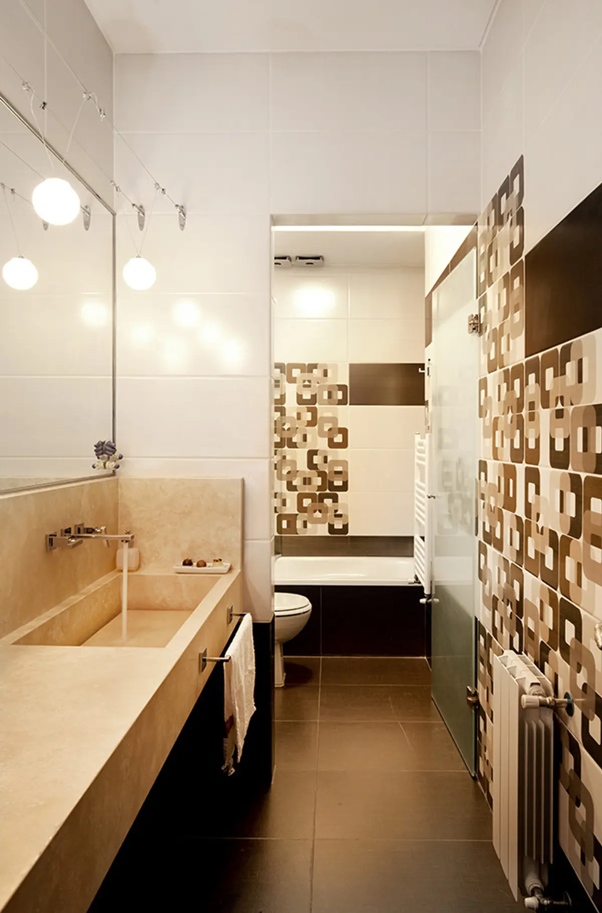 Banheiro moderno com bancada de pedra bege, vaso sanitário, banheira e azulejos geométricos — projeto Belgrano R, por Remy Arquitectos, em Belgrano R