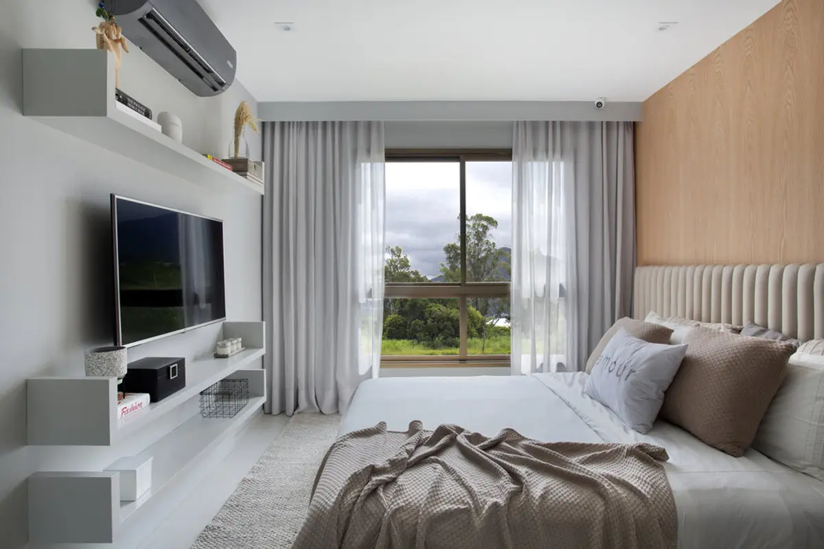 Dormitorio contemporaneo con cama, TV empotrada y vista a jardin — proyecto Decorado Latitud, por Studio Ro-ca