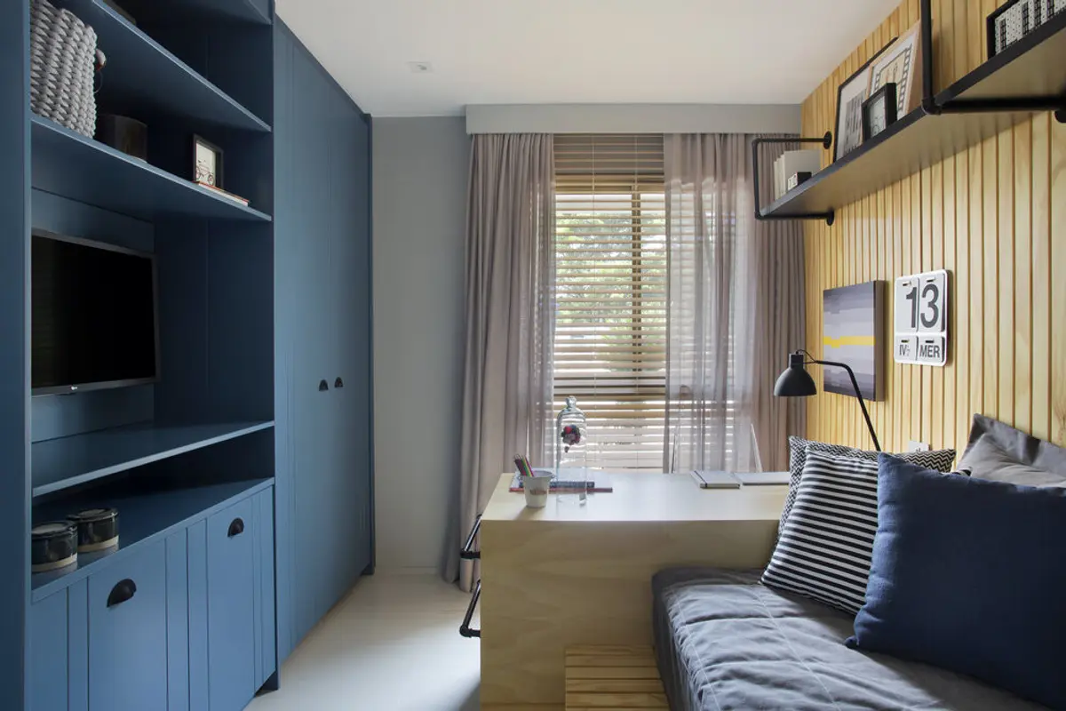 Dormitorio contemporáneo con cama, escritorio y mueble azul — proyecto Decorado Latitud, por Studio Ro-ca