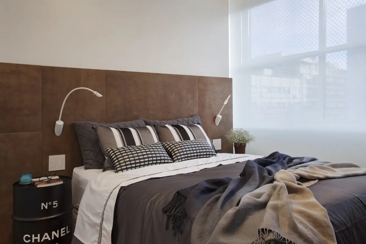 Dormitorio moderno con cabecero tapizado marrón y grandes ventanales — proyecto MS House, por Studio Ro-ca
