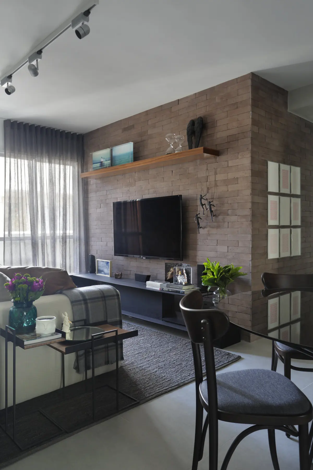 Living contemporáneo con pared de ladrillo, TV colgada y vista al exterior — proyecto SC House, por Studio Ro-ca