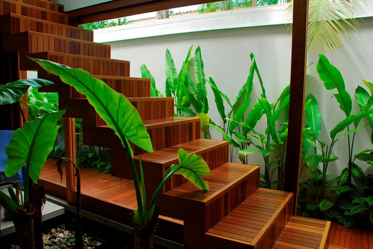 Escalera de madera con plantas verdes en jardin vertical interior — proyecto Residência MI, por Gil Fialho