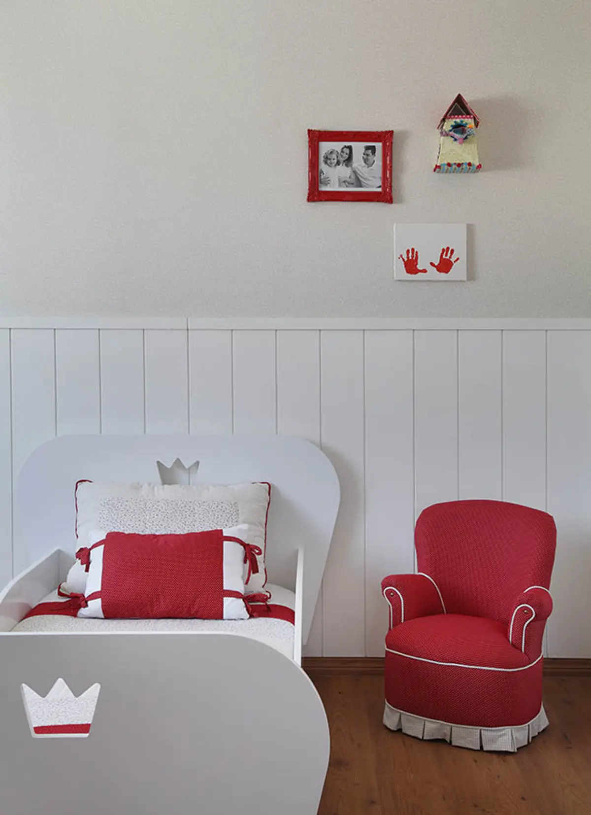 Dormitorio infantil blanco con cama, sillón rojo y detalles en pared — proyecto Casa Barra ED, por Amanda Miranda