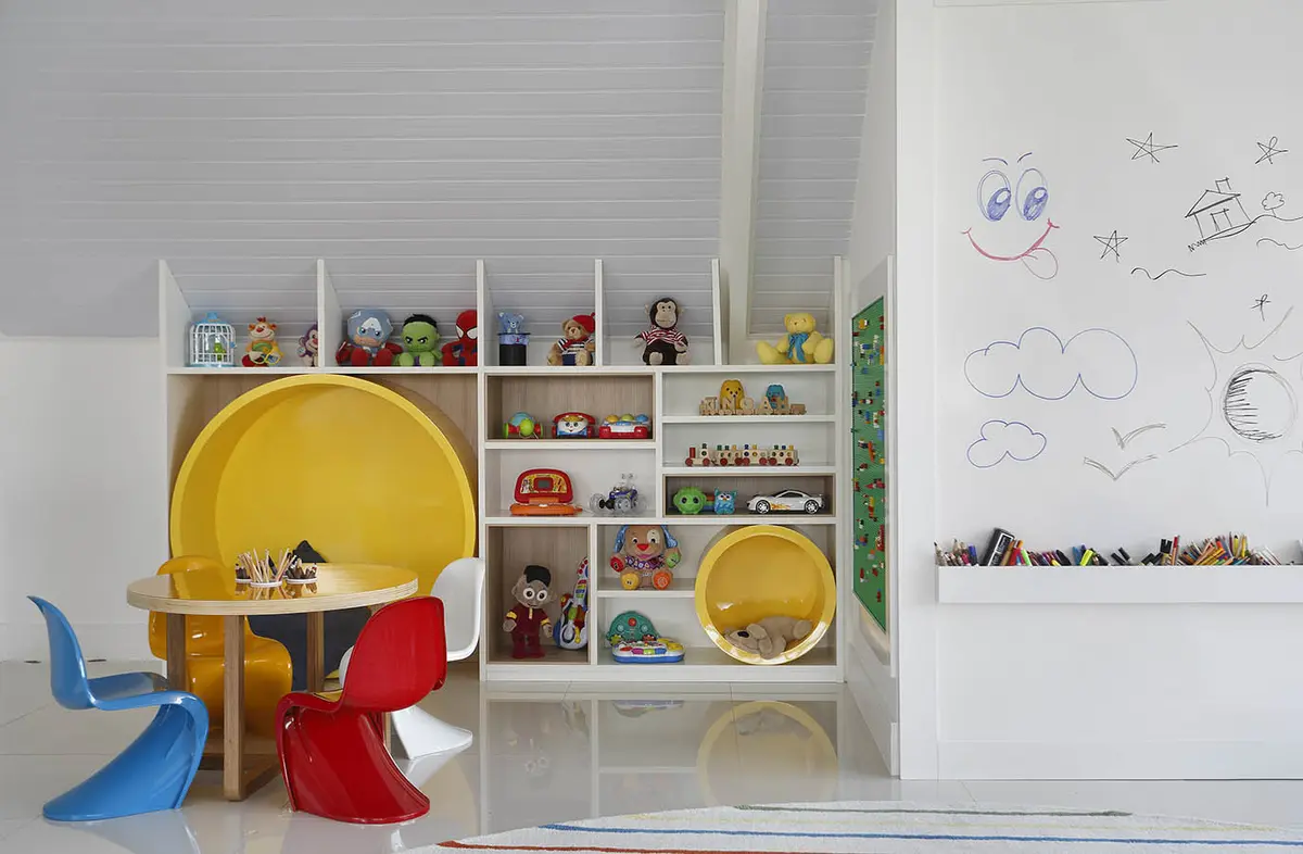 Dormitorio infantil con domo amarillo y estantes modulares blancos — proyecto Casa Blue House, por Amanda Miranda