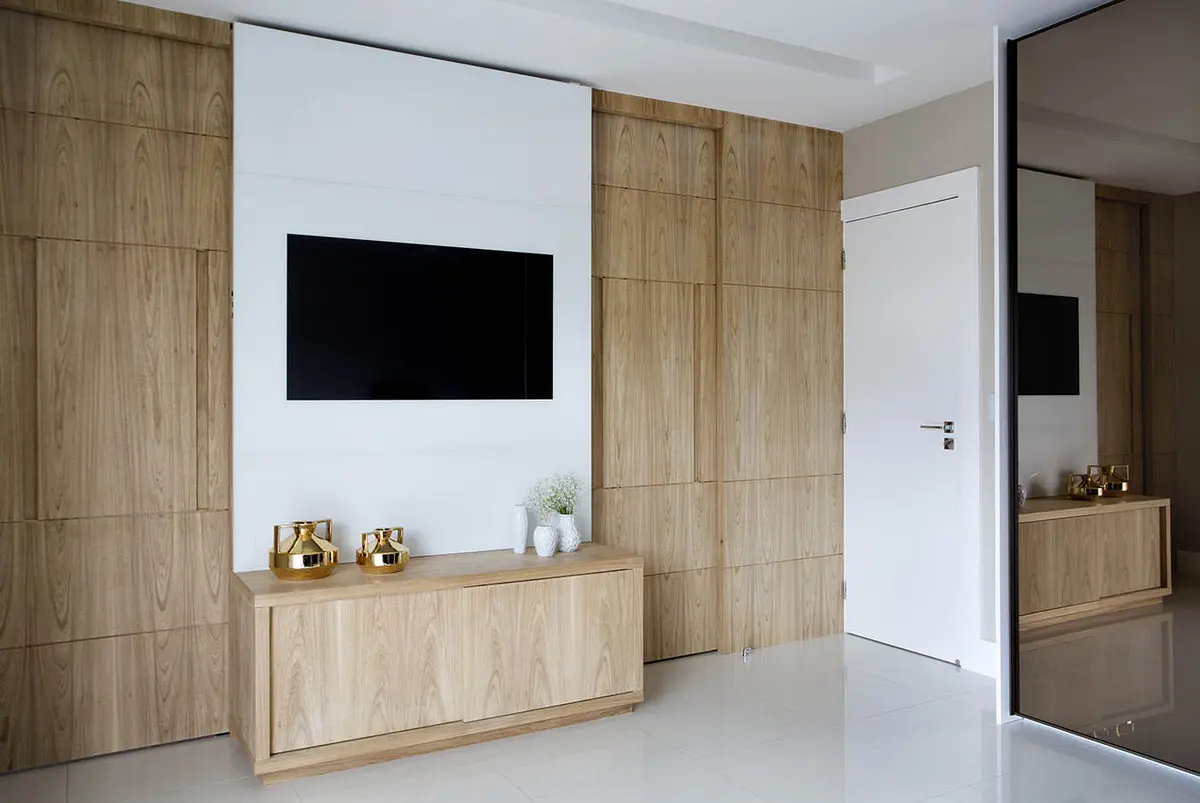 Living minimalista con paneles de madera, TV integrada y piso blanco — proyecto Casa Blue House, por Amanda Miranda