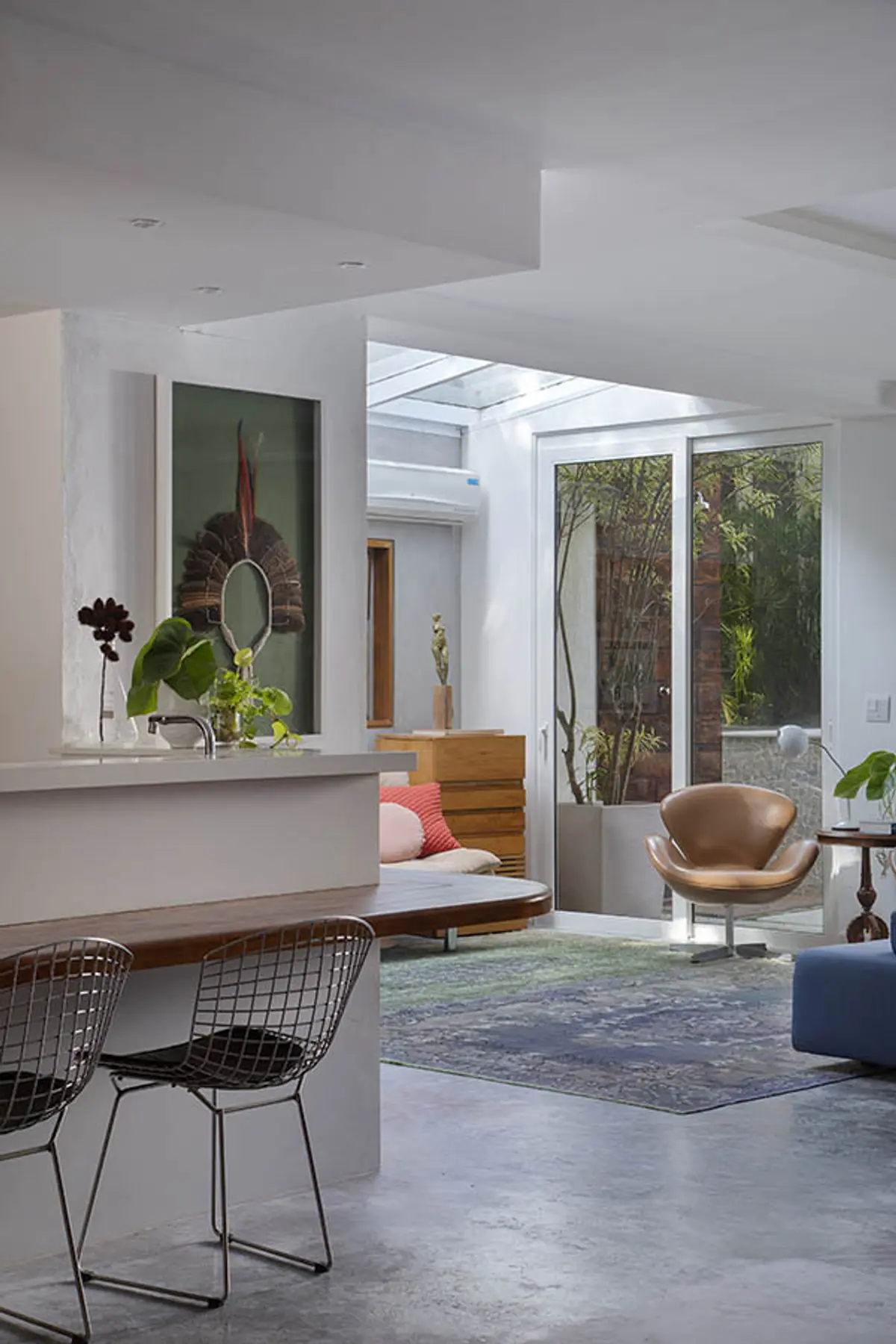 Sala Estilo Escandinavo com cor predominante Cinza do Projeto Casa Jardim Guanabara por Amanda Miranda