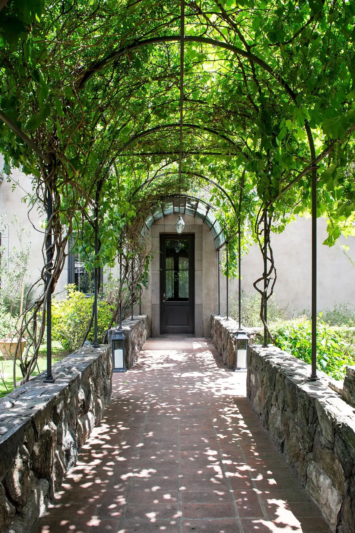 Pasillo con color predominante Marrón del Proyecto Casa Toscana  por Estudio Du 